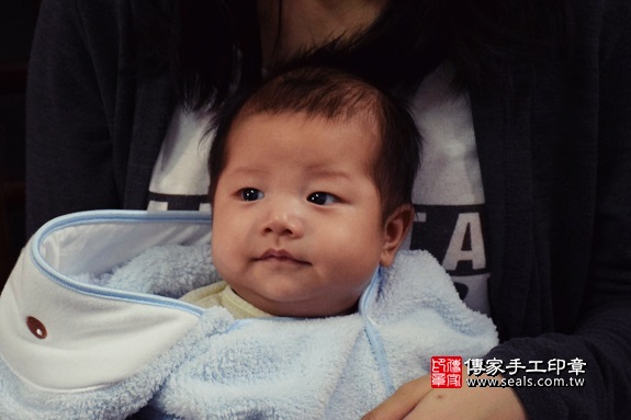 剃胎毛、滿月剃頭、嬰兒剃頭、嬰兒理髮、嬰兒剃髮、嬰兒剃胎毛、嬰兒滿月剃頭、寶寶剃頭、剃胎毛儀式、剃胎毛吉祥話、滿月剃頭儀式、滿月剃頭吉祥話、寶寶剃胎毛、寶寶滿月剃頭理髮、 台中市潭子地區剃胎毛、台中市潭子地區滿月剃頭、台中市潭子地區嬰兒剃頭剃胎毛、台中市潭子地區嬰兒理髮、台中市嬰兒剃髮、盧寶寶(台中潭子區到府嬰兒寶寶滿月剃頭理髮、免費到府嬰兒剃胎毛儀式吉祥話)。到府剃頭剃胎毛主持、專業拍照、DVD光碟、證書。★購買「臍帶章、肚臍章、胎毛筆刷印章」贈送：剃頭、收涎、抓周，三選一。2017.12.03照片2