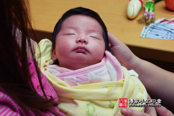 剃胎毛、滿月剃頭、嬰兒剃頭、嬰兒理髮、嬰兒剃髮、嬰兒剃胎毛、嬰兒滿月剃頭、寶寶剃頭、剃胎毛儀式、剃胎毛吉祥話、滿月剃頭儀式、滿月剃頭吉祥話、寶寶剃胎毛、寶寶滿月剃頭理髮、 台中市北區地區剃胎毛、台中市北區地區滿月剃頭、台中市北區地區嬰兒剃頭剃胎毛、台中市北區地區嬰兒理髮、台中市嬰兒剃髮、林寶寶(台中市北區嬰兒寶寶滿月剃頭理髮、免費嬰兒剃胎毛儀式吉祥話)。中國風會場，爸媽寶貝免費穿「日中韓」古裝禮服。專業拍照、DVD光碟、證書。★購買「臍帶章、肚臍章、胎毛筆刷印章」贈送：剃頭、收涎、抓周，三選一。2017.11.27照片3