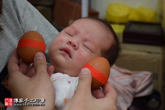 剃胎毛、滿月剃頭、嬰兒剃頭、嬰兒理髮、嬰兒剃髮、嬰兒剃胎毛、嬰兒滿月剃頭、寶寶剃頭、剃胎毛儀式、剃胎毛吉祥話、滿月剃頭儀式、滿月剃頭吉祥話、寶寶剃胎毛、寶寶滿月剃頭理髮、新北永和區剃胎毛、新北永和區滿月剃頭、新北永和區嬰兒剃頭剃胎毛、新北永和區嬰兒理髮、新北永和區嬰兒剃髮、詹寶寶(新北永和區嬰兒寶寶滿月剃頭理髮、免費嬰兒剃胎毛儀式吉祥話)。中國風會場，爸媽寶貝免費穿「日中韓」古裝禮服。專業拍照、DVD光碟、證書。★購買「臍帶章、肚臍章、胎毛筆刷印章」贈送：剃頭、收涎、抓周，三選一。2017.01.04 照片3