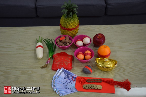剃胎毛、滿月剃頭、嬰兒剃頭、嬰兒理髮、嬰兒剃髮、嬰兒剃胎毛、嬰兒滿月剃頭、寶寶剃頭、剃胎毛儀式、剃胎毛吉祥話、滿月剃頭儀式、滿月剃頭吉祥話、寶寶剃胎毛、寶寶滿月剃頭理髮、 新竹縣芎林地區剃胎毛、新竹縣芎林地區滿月剃頭、新竹縣芎林地區嬰兒剃頭剃胎毛、新竹縣芎林地區嬰兒理髮、新竹縣嬰兒剃髮、林寶寶(新竹芎林鄉到府嬰兒寶寶滿月剃頭理髮、免費到府嬰兒剃胎毛儀式吉祥話)。到府剃頭剃胎毛主持、專業拍照、DVD光碟、證書。★購買「臍帶章、肚臍章、胎毛筆刷印章」贈送：剃頭、收涎、抓周，三選一。2017.09.12照片1