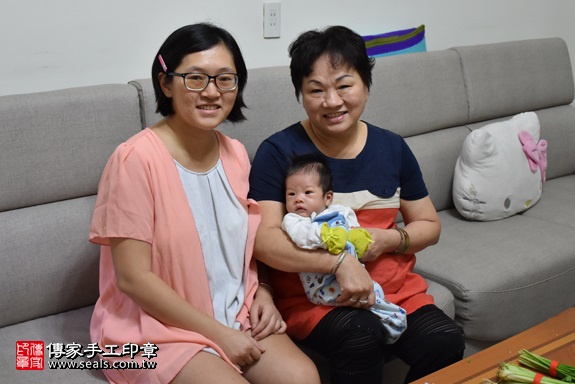 剃胎毛、滿月剃頭、嬰兒剃頭、嬰兒理髮、嬰兒剃髮、嬰兒剃胎毛、嬰兒滿月剃頭、寶寶剃頭、剃胎毛儀式、剃胎毛吉祥話、滿月剃頭儀式、滿月剃頭吉祥話、寶寶剃胎毛、寶寶滿月剃頭理髮、 新北市板橋地區剃胎毛、新北市板橋地區滿月剃頭、新北市板橋地區嬰兒剃頭剃胎毛、新北市板橋地區嬰兒理髮、新北市嬰兒剃髮、黃寶寶(新北板橋區到府嬰兒寶寶滿月剃頭理髮、免費到府嬰兒剃胎毛儀式吉祥話)。到府剃頭剃胎毛主持、專業拍照、DVD光碟、證書。★購買「臍帶章、肚臍章、胎毛筆刷印章」贈送：剃頭、收涎、抓周，三選一。2017.10.19照片2