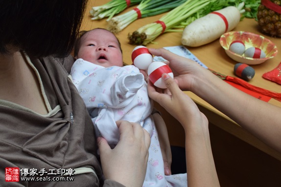 剃胎毛、滿月剃頭、嬰兒剃頭、嬰兒理髮、嬰兒剃髮、嬰兒剃胎毛、嬰兒滿月剃頭、寶寶剃頭、剃胎毛儀式、剃胎毛吉祥話、滿月剃頭儀式、滿月剃頭吉祥話、寶寶剃胎毛、寶寶滿月剃頭理髮、台中北區剃胎毛、台中北區滿月剃頭、台中北區嬰兒剃頭剃胎毛、台中北區嬰兒理髮、台中北區嬰兒剃髮、葉寶寶(台中北區嬰兒寶寶滿月剃頭理髮、免費嬰兒剃胎毛儀式吉祥話)。中國風會場，爸媽寶貝免費穿「日中韓」古裝禮服。專業拍照、DVD光碟、證書。★購買「臍帶章、肚臍章、胎毛筆刷印章」贈送：剃頭、收涎、抓周，三選一。2016.10.27 照片3