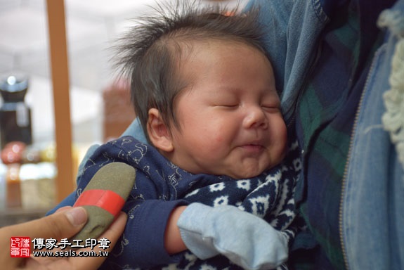 剃胎毛、滿月剃頭、嬰兒剃頭、嬰兒理髮、嬰兒剃髮、嬰兒剃胎毛、嬰兒滿月剃頭、寶寶剃頭、剃胎毛儀式、剃胎毛吉祥話、滿月剃頭儀式、滿月剃頭吉祥話、寶寶剃胎毛、寶寶滿月剃頭理髮、台中北區剃胎毛、台中北區滿月剃頭、台中北區嬰兒剃頭剃胎毛、台中北區嬰兒理髮、台中北區嬰兒剃髮、蘇寶寶(台中北區嬰兒寶寶滿月剃頭理髮、免費嬰兒剃胎毛儀式吉祥話)。中國風會場，爸媽寶貝免費穿「日中韓」古裝禮服。專業拍照、DVD光碟、證書。★購買「臍帶章、肚臍章、胎毛筆刷印章」贈送：剃頭、收涎、抓周，三選一。2017.01.12 照片6