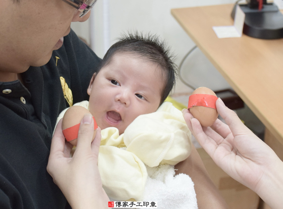 柳寶寶(新北永和區嬰兒寶寶滿月剃頭理髮、免費嬰兒剃胎毛儀式吉祥話)。中國風會場，爸媽寶貝免費穿「日中韓」古裝禮服。專業拍照、DVD光碟、證書。★購買「臍帶章、肚臍章、胎毛筆刷印章」贈送：剃頭、收涎、抓周，三選一。 2015.11.29 照片3