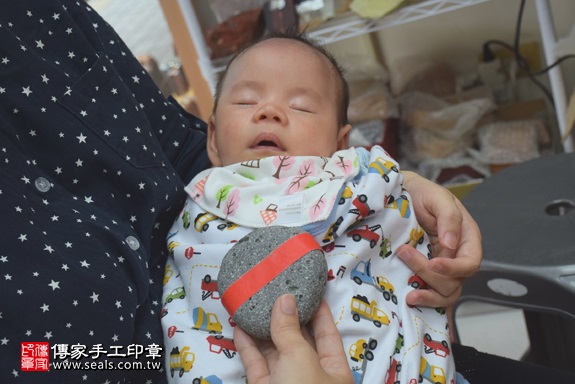 剃胎毛、滿月剃頭、嬰兒剃頭、嬰兒理髮、嬰兒剃髮、嬰兒剃胎毛、嬰兒滿月剃頭、寶寶剃頭、剃胎毛儀式、剃胎毛吉祥話、滿月剃頭儀式、滿月剃頭吉祥話、寶寶剃胎毛、寶寶滿月剃頭理髮、新竹香山區剃胎毛、新竹香山區滿月剃頭、新竹香山區嬰兒剃頭剃胎毛、新竹香山區嬰兒理髮、新竹香山區嬰兒剃髮、蔡寶寶(新竹香山區嬰兒寶寶滿月剃頭理髮、免費嬰兒剃胎毛儀式吉祥話)。中國風會場，爸媽寶貝免費穿「日中韓」古裝禮服。專業拍照、DVD光碟、證書。★購買「臍帶章、肚臍章、胎毛筆刷印章」贈送：剃頭、收涎、抓周，三選一。2017.06.10 照片5