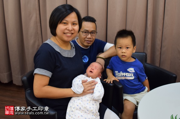 剃胎毛、滿月剃頭、嬰兒剃頭、嬰兒理髮、嬰兒剃髮、嬰兒剃胎毛、嬰兒滿月剃頭、寶寶剃頭、剃胎毛儀式、剃胎毛吉祥話、滿月剃頭儀式、滿月剃頭吉祥話、寶寶剃胎毛、寶寶滿月剃頭理髮、 新竹縣竹北地區剃胎毛、新竹縣竹北地區滿月剃頭、新竹縣竹北地區嬰兒剃頭剃胎毛、新竹縣竹北地區嬰兒理髮、新竹縣嬰兒剃髮、邱寶寶(新竹竹北區府嬰兒寶寶滿月剃頭理髮、免費到府嬰兒剃胎毛儀式吉祥話)。到府剃頭剃胎毛主持、專業拍照、DVD光碟、證書。★購買「臍帶章、肚臍章、胎毛筆刷印章」贈送：剃頭、收涎、抓周，三選一。2017.09.14照片2