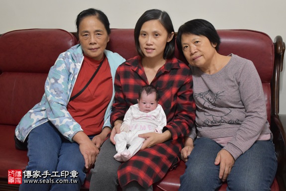 剃胎毛、滿月剃頭、嬰兒剃頭、嬰兒理髮、嬰兒剃髮、嬰兒剃胎毛、嬰兒滿月剃頭、寶寶剃頭、剃胎毛儀式、剃胎毛吉祥話、滿月剃頭儀式、滿月剃頭吉祥話、寶寶剃胎毛、寶寶滿月剃頭理髮、 新北市新莊地區剃胎毛、新北市新莊地區滿月剃頭、新北市新莊地區嬰兒剃頭剃胎毛、新北市新莊地區嬰兒理髮、新北市嬰兒剃髮、楊寶寶(新北新莊區到府嬰兒寶寶滿月剃頭理髮、免費到府嬰兒剃胎毛儀式吉祥話)。到府剃頭剃胎毛主持、專業拍照、DVD光碟、證書。★購買「臍帶章、肚臍章、胎毛筆刷印章」贈送：剃頭、收涎、抓周，三選一。2017.11.27照片2