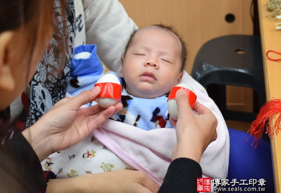 剃胎毛、滿月剃頭、嬰兒剃頭、嬰兒理髮、嬰兒剃髮、嬰兒剃胎毛、嬰兒滿月剃頭、寶寶剃頭、剃胎毛儀式、剃胎毛吉祥話、滿月剃頭儀式、滿月剃頭吉祥話、寶寶剃胎毛、寶寶滿月剃頭理髮、台中市北區剃胎毛、台中市北區滿月剃頭、台中市北區嬰兒剃頭剃胎毛、台中市北區嬰兒理髮、台中市北區嬰兒剃髮、黃寶寶(台中市北區嬰兒寶寶滿月剃頭理髮、免費嬰兒剃胎毛儀式吉祥話)。中國風會場，爸媽寶貝免費穿「日中韓」古裝禮服。專業拍照、DVD光碟、證書。★購買「臍帶章、肚臍章、胎毛筆刷印章」贈送：剃頭、收涎、抓周，三選一。2016.01.24 照片3