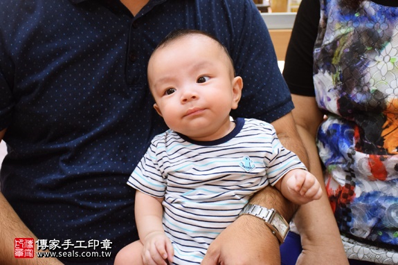 剃胎毛、滿月剃頭、嬰兒剃頭、嬰兒理髮、嬰兒剃髮、嬰兒剃胎毛、嬰兒滿月剃頭、寶寶剃頭、剃胎毛儀式、剃胎毛吉祥話、滿月剃頭儀式、滿月剃頭吉祥話、寶寶剃胎毛、寶寶滿月剃頭理髮、新北永和區剃胎毛、新北永和區滿月剃頭、新北永和區嬰兒剃頭剃胎毛、新北永和區嬰兒理髮、新北永和區嬰兒剃髮、林寶寶(新北永和區嬰兒寶寶滿月剃頭理髮、免費嬰兒剃胎毛儀式吉祥話)。中國風會場，爸媽寶貝免費穿「日中韓」古裝禮服。專業拍照、DVD光碟、證書。★購買「臍帶章、肚臍章、胎毛筆刷印章」贈送：剃頭、收涎、抓周，三選一。2016.07.23  照片1