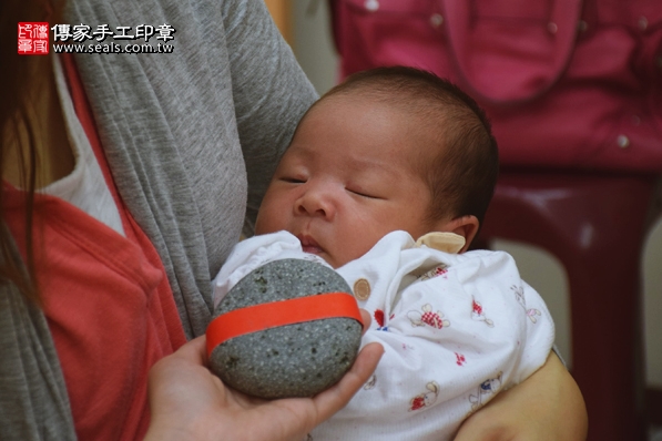 剃胎毛、滿月剃頭、嬰兒剃頭、嬰兒理髮、嬰兒剃髮、嬰兒剃胎毛、嬰兒滿月剃頭、寶寶剃頭、剃胎毛儀式、剃胎毛吉祥話、滿月剃頭儀式、滿月剃頭吉祥話、寶寶剃胎毛、寶寶滿月剃頭理髮、新竹香山區山剃胎毛、新竹香山區山滿月剃頭、新竹香山區山嬰兒剃頭剃胎毛、新竹香山區山嬰兒理髮、新竹香山區山嬰兒剃髮、黃寶寶(新竹香山區山嬰兒寶寶滿月剃頭理髮、免費嬰兒剃胎毛儀式吉祥話)。中國風會場，爸媽寶貝免費穿「日中韓」古裝禮服。專業拍照、DVD光碟、證書。★購買「臍帶章、肚臍章、胎毛筆刷印章」贈送：剃頭、收涎、抓周，三選一。2016.08.21  照片5