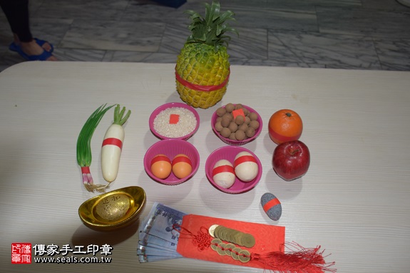 剃胎毛、滿月剃頭、嬰兒剃頭、嬰兒理髮、嬰兒剃髮、嬰兒剃胎毛、嬰兒滿月剃頭、寶寶剃頭、剃胎毛儀式、剃胎毛吉祥話、滿月剃頭儀式、滿月剃頭吉祥話、寶寶剃胎毛、寶寶滿月剃頭理髮、 新北市三峽地區剃胎毛、新北市三峽地區滿月剃頭、新北市三峽地區嬰兒剃頭剃胎毛、新北市三峽地區嬰兒理髮、新北市嬰兒剃髮、 邱寶寶(新北三峽區到府嬰兒寶寶滿月剃頭理髮、免費到府嬰兒剃胎毛儀式吉祥話)。到府剃頭剃胎毛主持、專業拍照、DVD光碟、證書。★購買「臍帶章、肚臍章、胎毛筆刷印章」贈送：剃頭、收涎、抓周，三選一。2017.09.02照片1