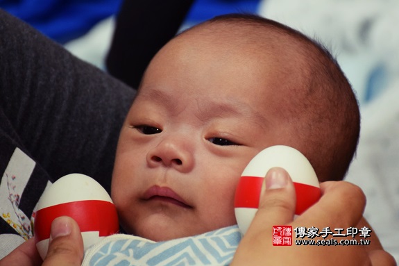 剃胎毛、滿月剃頭、嬰兒剃頭、嬰兒理髮、嬰兒剃髮、嬰兒剃胎毛、嬰兒滿月剃頭、寶寶剃頭、剃胎毛儀式、剃胎毛吉祥話、滿月剃頭儀式、滿月剃頭吉祥話、寶寶剃胎毛、寶寶滿月剃頭理髮、 台中市北區地區剃胎毛、台中市北區地區滿月剃頭、台中市北區地區嬰兒剃頭剃胎毛、台中市北區地區嬰兒理髮、台中市嬰兒剃髮、蘇寶寶(台中市北區嬰兒寶寶滿月剃頭理髮、免費嬰兒剃胎毛儀式吉祥話)。中國風會場，爸媽寶貝免費穿「日中韓」古裝禮服。專業拍照、DVD光碟、證書。★購買「臍帶章、肚臍章、胎毛筆刷印章」贈送：剃頭、收涎、抓周，三選一。2017.08.22照片3