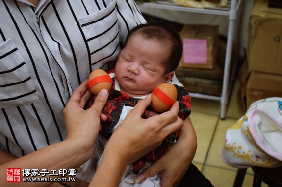 剃胎毛、滿月剃頭、嬰兒剃頭、嬰兒理髮、嬰兒剃髮、嬰兒剃胎毛、嬰兒滿月剃頭、寶寶剃頭、剃胎毛儀式、剃胎毛吉祥話、滿月剃頭儀式、滿月剃頭吉祥話、寶寶剃胎毛、寶寶滿月剃頭理髮、新北永和區剃胎毛、新北永和區滿月剃頭、新北永和區嬰兒剃頭剃胎毛、新北永和區嬰兒理髮、新北永和區嬰兒剃髮、鄧寶寶(新北永和區嬰兒寶寶滿月剃頭理髮、免費嬰兒剃胎毛儀式吉祥話)。中國風會場，爸媽寶貝免費穿「日中韓」古裝禮服。專業拍照、DVD光碟、證書。★購買「臍帶章、肚臍章、胎毛筆刷印章」贈送：剃頭、收涎、抓周，三選一。2016.09.28 照片3