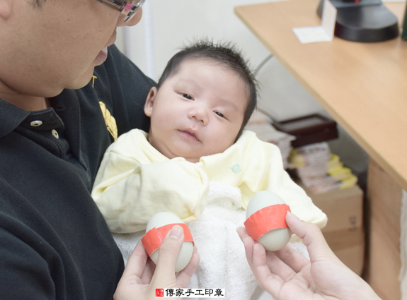 柳寶寶(新北永和區嬰兒寶寶滿月剃頭理髮、免費嬰兒剃胎毛儀式吉祥話)。中國風會場，爸媽寶貝免費穿「日中韓」古裝禮服。專業拍照、DVD光碟、證書。★購買「臍帶章、肚臍章、胎毛筆刷印章」贈送：剃頭、收涎、抓周，三選一。 2015.11.29 照片4