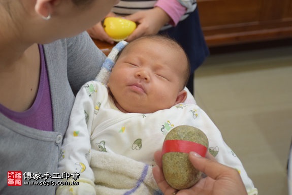 剃胎毛、滿月剃頭、嬰兒剃頭、嬰兒理髮、嬰兒剃髮、嬰兒剃胎毛、嬰兒滿月剃頭、寶寶剃頭、剃胎毛儀式、剃胎毛吉祥話、滿月剃頭儀式、滿月剃頭吉祥話、寶寶剃胎毛、寶寶滿月剃頭理髮、 台中大雅區剃胎毛、台中大雅區滿月剃頭、 台中大雅區嬰兒剃頭剃胎毛、台中大雅區嬰兒理髮、台中大雅區嬰兒剃髮、王寶寶(台中大雅區到府嬰兒寶寶滿月剃頭理髮、免費到府嬰兒剃胎毛儀式吉祥話)。到府剃頭剃胎毛主持、專業拍照、DVD光碟、證書。★購買「臍帶章、肚臍章、胎毛筆刷印章」贈送：剃頭、收涎、抓周，三選一。2017.01.06  照片5