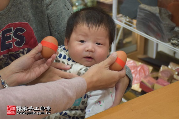 剃胎毛、滿月剃頭、嬰兒剃頭、嬰兒理髮、嬰兒剃髮、嬰兒剃胎毛、嬰兒滿月剃頭、寶寶剃頭、剃胎毛儀式、剃胎毛吉祥話、滿月剃頭儀式、滿月剃頭吉祥話、寶寶剃胎毛、寶寶滿月剃頭理髮、新北永和區剃胎毛、新北永和區滿月剃頭、新北永和區嬰兒剃頭剃胎毛、新北永和區嬰兒理髮、新北永和區嬰兒剃髮、陳寶寶(新北永和區嬰兒寶寶滿月剃頭理髮、免費嬰兒剃胎毛儀式吉祥話)。中國風會場，爸媽寶貝免費穿「日中韓」古裝禮服。專業拍照、DVD光碟、證書。★購買「臍帶章、肚臍章、胎毛筆刷印章」贈送：剃頭、收涎、抓周，三選一。2017.02.15 照片3