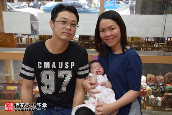 剃胎毛、滿月剃頭、嬰兒剃頭、嬰兒理髮、嬰兒剃髮、嬰兒剃胎毛、嬰兒滿月剃頭、寶寶剃頭、剃胎毛儀式、剃胎毛吉祥話、滿月剃頭儀式、滿月剃頭吉祥話、寶寶剃胎毛、寶寶滿月剃頭理髮、 新北市永和地區剃胎毛、新北市永和地區滿月剃頭、新北市永和地區嬰兒剃頭剃胎毛、新北市永和地區嬰兒理髮、新北市嬰兒剃髮、董寶寶(新北永和區嬰兒寶寶滿月剃頭理髮、免費嬰兒剃胎毛儀式吉祥話)。中國風會場，爸媽寶貝免費穿「日中韓」古裝禮服。專業拍照、DVD光碟、證書。★購買「臍帶章、肚臍章、胎毛筆刷印章」贈送：剃頭、收涎、抓周，三選一。2017.09.04照片2