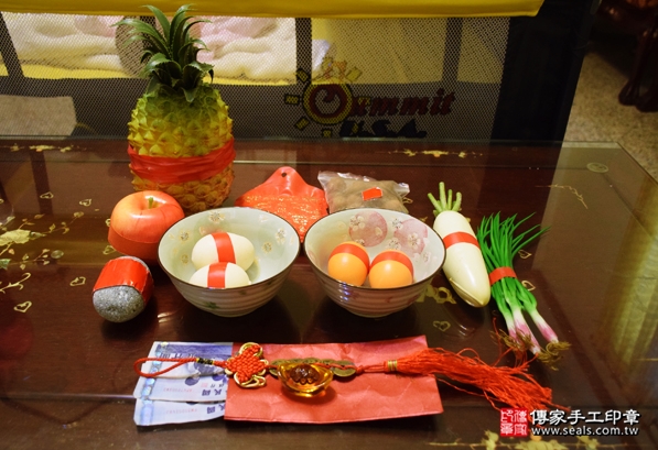 剃胎毛、滿月剃頭、嬰兒剃頭、嬰兒理髮、嬰兒剃髮、嬰兒剃胎毛、嬰兒滿月剃頭、寶寶剃頭、剃胎毛儀式、剃胎毛吉祥話、滿月剃頭儀式、滿月剃頭吉祥話、寶寶剃胎毛、寶寶滿月剃頭理髮、 台中北區剃胎毛、台中北區滿月剃頭、 台中北區嬰兒剃頭剃胎毛、台中北區嬰兒理髮、台中北區嬰兒剃髮、陳寶寶(台中北區到府嬰兒寶寶滿月剃頭理髮、免費到府嬰兒剃胎毛儀式吉祥話)。到府剃頭剃胎毛主持、專業拍照、DVD光碟、證書。★購買「臍帶章、肚臍章、胎毛筆刷印章」贈送：剃頭、收涎、抓周，三選一。2016.03.24 照片1