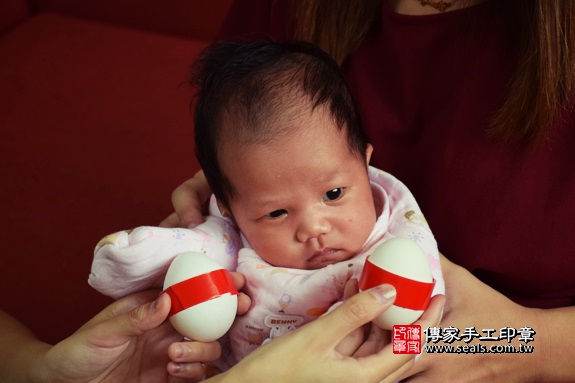 剃胎毛、滿月剃頭、嬰兒剃頭、嬰兒理髮、嬰兒剃髮、嬰兒剃胎毛、嬰兒滿月剃頭、寶寶剃頭、剃胎毛儀式、剃胎毛吉祥話、滿月剃頭儀式、滿月剃頭吉祥話、寶寶剃胎毛、寶寶滿月剃頭理髮、 台中市西區地區剃胎毛、台中市西區地區滿月剃頭、台中市西區地區嬰兒剃頭剃胎毛、台中市西區地區嬰兒理髮、台中市嬰兒剃髮、小葡萄(台中市西區到府嬰兒寶寶滿月剃頭理髮、免費到府嬰兒剃胎毛儀式吉祥話)。到府剃頭剃胎毛主持、專業拍照、DVD光碟、證書。★購買「臍帶章、肚臍章、胎毛筆刷印章」贈送：剃頭、收涎、抓周，三選一。2017.11.19照片3
