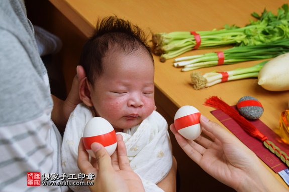 剃胎毛、滿月剃頭、嬰兒剃頭、嬰兒理髮、嬰兒剃髮、嬰兒剃胎毛、嬰兒滿月剃頭、寶寶剃頭、剃胎毛儀式、剃胎毛吉祥話、滿月剃頭儀式、滿月剃頭吉祥話、寶寶剃胎毛、寶寶滿月剃頭理髮、台中北區剃胎毛、台中北區滿月剃頭、台中北區嬰兒剃頭剃胎毛、台中北區嬰兒理髮、台中北區嬰兒剃髮、王寶寶(台中北區嬰兒寶寶滿月剃頭理髮、免費嬰兒剃胎毛儀式吉祥話)。中國風會場，爸媽寶貝免費穿「日中韓」古裝禮服。專業拍照、DVD光碟、證書。★購買「臍帶章、肚臍章、胎毛筆刷印章」贈送：剃頭、收涎、抓周，三選一。2016.09.13  照片3