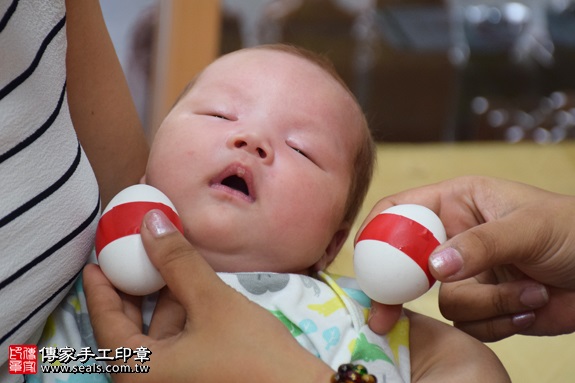 剃胎毛、滿月剃頭、嬰兒剃頭、嬰兒理髮、嬰兒剃髮、嬰兒剃胎毛、嬰兒滿月剃頭、寶寶剃頭、剃胎毛儀式、剃胎毛吉祥話、滿月剃頭儀式、滿月剃頭吉祥話、寶寶剃胎毛、寶寶滿月剃頭理髮、台中北區剃胎毛、台中北區滿月剃頭、台中北區嬰兒剃頭剃胎毛、台中北區嬰兒理髮、台中北區嬰兒剃髮、施寶寶(台中北區嬰兒寶寶滿月剃頭理髮、免費嬰兒剃胎毛儀式吉祥話)。中國風會場，爸媽寶貝免費穿「日中韓」古裝禮服。專業拍照、DVD光碟、證書。★購買「臍帶章、肚臍章、胎毛筆刷印章」贈送：剃頭、收涎、抓周，三選一。2016.11.18 照片3