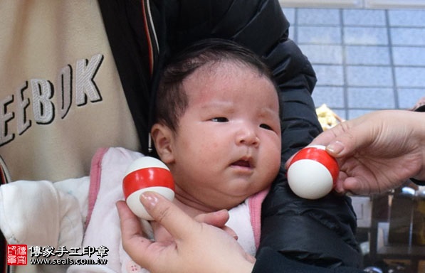 剃胎毛、滿月剃頭、嬰兒剃頭、嬰兒理髮、嬰兒剃髮、嬰兒剃胎毛、嬰兒滿月剃頭、寶寶剃頭、剃胎毛儀式、剃胎毛吉祥話、滿月剃頭儀式、滿月剃頭吉祥話、寶寶剃胎毛、寶寶滿月剃頭理髮、新竹香山區剃胎毛、新竹香山區滿月剃頭、新竹香山區嬰兒剃頭剃胎毛、新竹香山區嬰兒理髮、新竹香山區嬰兒剃髮、陳寶寶(新竹香山區嬰兒寶寶滿月剃頭理髮、免費嬰兒剃胎毛儀式吉祥話)。中國風會場，爸媽寶貝免費穿「日中韓」古裝禮服。專業拍照、DVD光碟、證書。★購買「臍帶章、肚臍章、胎毛筆刷印章」贈送：剃頭、收涎、抓周，三選一。2016.12.30 照片3