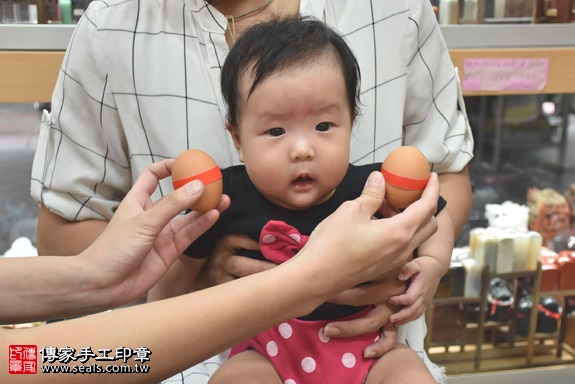 剃胎毛、滿月剃頭、嬰兒剃頭、嬰兒理髮、嬰兒剃髮、嬰兒剃胎毛、嬰兒滿月剃頭、寶寶剃頭、剃胎毛儀式、剃胎毛吉祥話、滿月剃頭儀式、滿月剃頭吉祥話、寶寶剃胎毛、寶寶滿月剃頭理髮、新北永和區剃胎毛、新北永和區滿月剃頭、新北永和區嬰兒剃頭剃胎毛、新北永和區嬰兒理髮、新北永和區嬰兒剃髮、郭寶寶(新北永和區嬰兒寶寶滿月剃頭理髮、免費嬰兒剃胎毛儀式吉祥話)。中國風會場，爸媽寶貝免費穿「日中韓」古裝禮服。專業拍照、DVD光碟、證書。★購買「臍帶章、肚臍章、胎毛筆刷印章」贈送：剃頭、收涎、抓周，三選一。2017.06.03 照片3