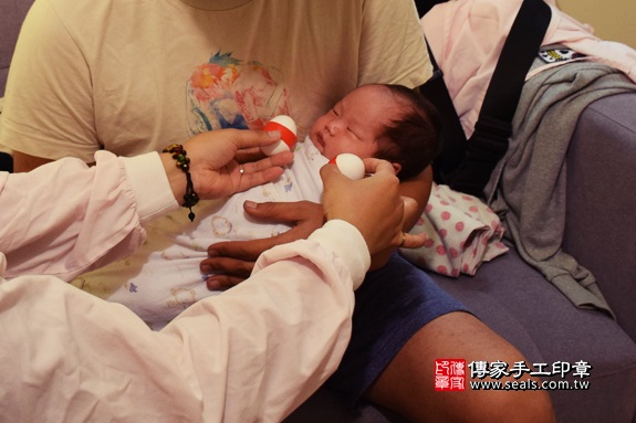 剃胎毛、滿月剃頭、嬰兒剃頭、嬰兒理髮、嬰兒剃髮、嬰兒剃胎毛、嬰兒滿月剃頭、寶寶剃頭、剃胎毛儀式、剃胎毛吉祥話、滿月剃頭儀式、滿月剃頭吉祥話、寶寶剃胎毛、寶寶滿月剃頭理髮、 台中市西屯地區剃胎毛、台中市西屯地區滿月剃頭、台中市西屯地區嬰兒剃頭剃胎毛、台中市西屯地區嬰兒理髮、台中市嬰兒剃髮、馮寶寶(台中西屯區到府嬰兒寶寶滿月剃頭理髮、免費到府嬰兒剃胎毛儀式吉祥話)。到府剃頭剃胎毛主持、專業拍照、DVD光碟、證書。★購買「臍帶章、肚臍章、胎毛筆刷印章」贈送：剃頭、收涎、抓周，三選一。2017.09.16照片3