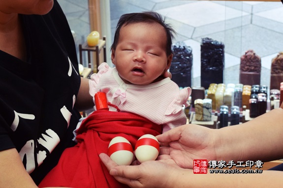 剃胎毛、滿月剃頭、嬰兒剃頭、嬰兒理髮、嬰兒剃髮、嬰兒剃胎毛、嬰兒滿月剃頭、寶寶剃頭、剃胎毛儀式、剃胎毛吉祥話、滿月剃頭儀式、滿月剃頭吉祥話、寶寶剃胎毛、寶寶滿月剃頭理髮、 台中市北區地區剃胎毛、台中市北區地區滿月剃頭、台中市北區地區嬰兒剃頭剃胎毛、台中市北區地區嬰兒理髮、台中市嬰兒剃髮、烏賊(台中市北區嬰兒寶寶滿月剃頭理髮、免費嬰兒剃胎毛儀式吉祥話)。中國風會場，爸媽寶貝免費穿「日中韓」古裝禮服。專業拍照、DVD光碟、證書。★購買「臍帶章、肚臍章、胎毛筆刷印章」贈送：剃頭、收涎、抓周，三選一。2017.09.16照片5