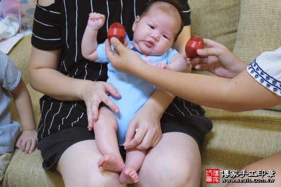 剃胎毛、滿月剃頭、嬰兒剃頭、嬰兒理髮、嬰兒剃髮、嬰兒剃胎毛、嬰兒滿月剃頭、寶寶剃頭、剃胎毛儀式、剃胎毛吉祥話、滿月剃頭儀式、滿月剃頭吉祥話、寶寶剃胎毛、寶寶滿月剃頭理髮、 高雄市楠梓地區剃胎毛、高雄市楠梓地區滿月剃頭、高雄市楠梓地區嬰兒剃頭剃胎毛、高雄市楠梓地區嬰兒理髮、高雄市嬰兒剃髮、梁寶寶(高雄楠梓區到府嬰兒寶寶滿月剃頭理髮、免費到府嬰兒剃胎毛儀式吉祥話)。到府剃頭剃胎毛主持、專業拍照、DVD光碟、證書。★購買「臍帶章、肚臍章、胎毛筆刷印章」贈送：剃頭、收涎、抓周，三選一。2017.10.05照片2