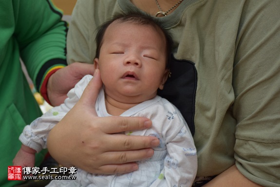 剃胎毛、滿月剃頭、嬰兒剃頭、嬰兒理髮、嬰兒剃髮、嬰兒剃胎毛、嬰兒滿月剃頭、寶寶剃頭、剃胎毛儀式、剃胎毛吉祥話、滿月剃頭儀式、滿月剃頭吉祥話、寶寶剃胎毛、寶寶滿月剃頭理髮、 新北市永和地區剃胎毛、新北市永和地區滿月剃頭、新北市永和地區嬰兒剃頭剃胎毛、新北市永和地區嬰兒理髮、新北市嬰兒剃髮、張寶寶(新北永和區嬰兒寶寶滿月剃頭理髮、免費嬰兒剃胎毛儀式吉祥話)。中國風會場，爸媽寶貝免費穿「日中韓」古裝禮服。專業拍照、DVD光碟、證書。★購買「臍帶章、肚臍章、胎毛筆刷印章」贈送：剃頭、收涎、抓周，三選一。2017.10.25照片2