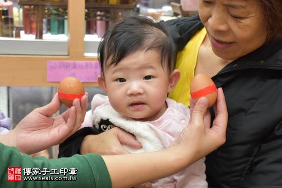 剃胎毛、滿月剃頭、嬰兒剃頭、嬰兒理髮、嬰兒剃髮、嬰兒剃胎毛、嬰兒滿月剃頭、寶寶剃頭、剃胎毛儀式、剃胎毛吉祥話、滿月剃頭儀式、滿月剃頭吉祥話、寶寶剃胎毛、寶寶滿月剃頭理髮、 新北市永和地區剃胎毛、新北市永和地區滿月剃頭、新北市永和地區嬰兒剃頭剃胎毛、新北市永和地區嬰兒理髮、新北市嬰兒剃髮、嚴寶寶(新北永和區嬰兒寶寶滿月剃頭理髮、免費嬰兒剃胎毛儀式吉祥話)。中國風會場，爸媽寶貝免費穿「日中韓」古裝禮服。專業拍照、DVD光碟、證書。★購買「臍帶章、肚臍章、胎毛筆刷印章」贈送：剃頭、收涎、抓周，三選一。2017.11.20照片3