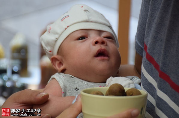 剃胎毛、滿月剃頭、嬰兒剃頭、嬰兒理髮、嬰兒剃髮、嬰兒剃胎毛、嬰兒滿月剃頭、寶寶剃頭、剃胎毛儀式、剃胎毛吉祥話、滿月剃頭儀式、滿月剃頭吉祥話、寶寶剃胎毛、寶寶滿月剃頭理髮、台中北區剃胎毛、台中北區滿月剃頭、台中北區嬰兒剃頭剃胎毛、台中北區嬰兒理髮、台中北區嬰兒剃髮、陳寶寶(台中北區嬰兒寶寶滿月剃頭理髮、免費嬰兒剃胎毛儀式吉祥話)。中國風會場，爸媽寶貝免費穿「日中韓」古裝禮服。專業拍照、DVD光碟、證書。★購買「臍帶章、肚臍章、胎毛筆刷印章」贈送：剃頭、收涎、抓周，三選一。2016.07.17  照片7