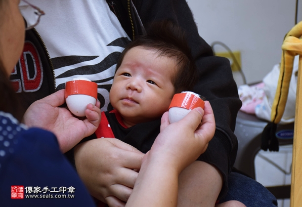 剃胎毛、滿月剃頭、嬰兒剃頭、嬰兒理髮、嬰兒剃髮、嬰兒剃胎毛、嬰兒滿月剃頭、寶寶剃頭、剃胎毛儀式、剃胎毛吉祥話、滿月剃頭儀式、滿月剃頭吉祥話、寶寶剃胎毛、寶寶滿月剃頭理髮、新竹香山區剃胎毛、新竹香山區滿月剃頭、新竹香山區嬰兒剃頭剃胎毛、新竹香山區嬰兒理髮、新竹香山區嬰兒剃髮、李寶寶(新竹香山區嬰兒寶寶滿月剃頭理髮、免費嬰兒剃胎毛儀式吉祥話)。中國風會場，爸媽寶貝免費穿「日中韓」古裝禮服。專業拍照、DVD光碟、證書。★購買「臍帶章、肚臍章、胎毛筆刷印章」贈送：剃頭、收涎、抓周，三選一。2016.05.16  照片3