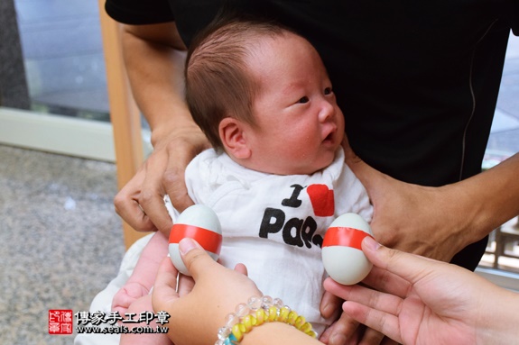 剃胎毛、滿月剃頭、嬰兒剃頭、嬰兒理髮、嬰兒剃髮、嬰兒剃胎毛、嬰兒滿月剃頭、寶寶剃頭、剃胎毛儀式、剃胎毛吉祥話、滿月剃頭儀式、滿月剃頭吉祥話、寶寶剃胎毛、寶寶滿月剃頭理髮、台中北區剃胎毛、台中北區滿月剃頭、台中北區嬰兒剃頭剃胎毛、台中北區嬰兒理髮、台中北區嬰兒剃髮、陳寶寶(台中北區嬰兒寶寶滿月剃頭理髮、免費嬰兒剃胎毛儀式吉祥話)。中國風會場，爸媽寶貝免費穿「日中韓」古裝禮服。專業拍照、DVD光碟、證書。★購買「臍帶章、肚臍章、胎毛筆刷印章」贈送：剃頭、收涎、抓周，三選一。2016.09.23 照片4