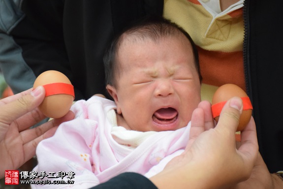 剃胎毛、滿月剃頭、嬰兒剃頭、嬰兒理髮、嬰兒剃髮、嬰兒剃胎毛、嬰兒滿月剃頭、寶寶剃頭、剃胎毛儀式、剃胎毛吉祥話、滿月剃頭儀式、滿月剃頭吉祥話、寶寶剃胎毛、寶寶滿月剃頭理髮、新北永和區剃胎毛、新北永和區滿月剃頭、新北永和區嬰兒剃頭剃胎毛、新北永和區嬰兒理髮、新北永和區嬰兒剃髮、高寶寶(新北永和區嬰兒寶寶滿月剃頭理髮、免費嬰兒剃胎毛儀式吉祥話)。中國風會場，爸媽寶貝免費穿「日中韓」古裝禮服。專業拍照、DVD光碟、證書。★購買「臍帶章、肚臍章、胎毛筆刷印章」贈送：剃頭、收涎、抓周，三選一。2016.11.09 照片3