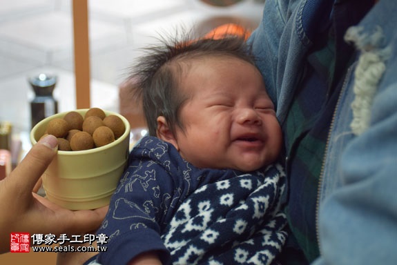 剃胎毛、滿月剃頭、嬰兒剃頭、嬰兒理髮、嬰兒剃髮、嬰兒剃胎毛、嬰兒滿月剃頭、寶寶剃頭、剃胎毛儀式、剃胎毛吉祥話、滿月剃頭儀式、滿月剃頭吉祥話、寶寶剃胎毛、寶寶滿月剃頭理髮、台中北區剃胎毛、台中北區滿月剃頭、台中北區嬰兒剃頭剃胎毛、台中北區嬰兒理髮、台中北區嬰兒剃髮、蘇寶寶(台中北區嬰兒寶寶滿月剃頭理髮、免費嬰兒剃胎毛儀式吉祥話)。中國風會場，爸媽寶貝免費穿「日中韓」古裝禮服。專業拍照、DVD光碟、證書。★購買「臍帶章、肚臍章、胎毛筆刷印章」贈送：剃頭、收涎、抓周，三選一。2017.01.12 照片8