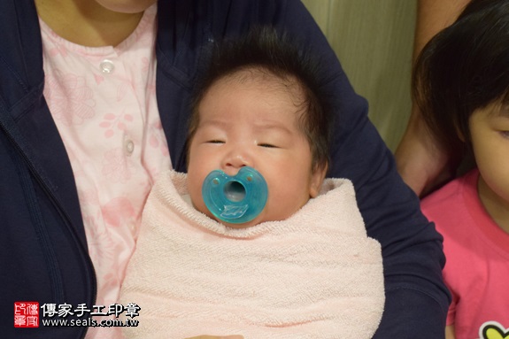 剃胎毛、滿月剃頭、嬰兒剃頭、嬰兒理髮、嬰兒剃髮、嬰兒剃胎毛、嬰兒滿月剃頭、寶寶剃頭、剃胎毛儀式、剃胎毛吉祥話、滿月剃頭儀式、滿月剃頭吉祥話、寶寶剃胎毛、寶寶滿月剃頭理髮、 新北市板橋地區剃胎毛、新北市板橋地區滿月剃頭、新北市板橋地區嬰兒剃頭剃胎毛、新北市板橋地區嬰兒理髮、新北市嬰兒剃髮、 朱寶寶(新北板橋區到府嬰兒寶寶滿月剃頭理髮、免費到府嬰兒剃胎毛儀式吉祥話)。到府剃頭剃胎毛主持、專業拍照、DVD光碟、證書。★購買「臍帶章、肚臍章、胎毛筆刷印章」贈送：剃頭、收涎、抓周，三選一。2017.09.02照片2