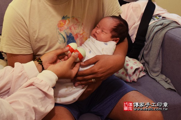 剃胎毛、滿月剃頭、嬰兒剃頭、嬰兒理髮、嬰兒剃髮、嬰兒剃胎毛、嬰兒滿月剃頭、寶寶剃頭、剃胎毛儀式、剃胎毛吉祥話、滿月剃頭儀式、滿月剃頭吉祥話、寶寶剃胎毛、寶寶滿月剃頭理髮、 台中市西屯地區剃胎毛、台中市西屯地區滿月剃頭、台中市西屯地區嬰兒剃頭剃胎毛、台中市西屯地區嬰兒理髮、台中市嬰兒剃髮、馮寶寶(台中西屯區到府嬰兒寶寶滿月剃頭理髮、免費到府嬰兒剃胎毛儀式吉祥話)。到府剃頭剃胎毛主持、專業拍照、DVD光碟、證書。★購買「臍帶章、肚臍章、胎毛筆刷印章」贈送：剃頭、收涎、抓周，三選一。2017.09.16照片4
