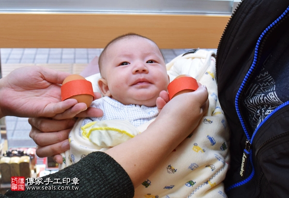 剃胎毛、滿月剃頭、嬰兒剃頭、嬰兒理髮、嬰兒剃髮、嬰兒剃胎毛、嬰兒滿月剃頭、寶寶剃頭、剃胎毛儀式、剃胎毛吉祥話、滿月剃頭儀式、滿月剃頭吉祥話、寶寶剃胎毛、寶寶滿月剃頭理髮、新竹香山區剃胎毛、新竹香山區滿月剃頭、新竹香山區嬰兒剃頭剃胎毛、新竹香山區嬰兒理髮、新竹香山區嬰兒剃髮、陳寶寶(新竹香山區嬰兒寶寶滿月剃頭理髮、免費嬰兒剃胎毛儀式吉祥話)。中國風會場，爸媽寶貝免費穿「日中韓」古裝禮服。專業拍照、DVD光碟、證書。★購買「臍帶章、肚臍章、胎毛筆刷印章」贈送：剃頭、收涎、抓周，三選一。2016.03.26  照片4