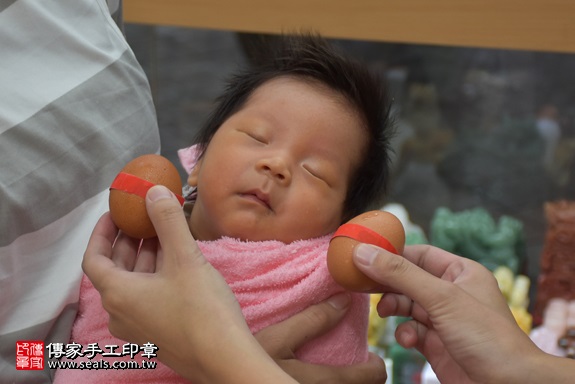 剃胎毛、滿月剃頭、嬰兒剃頭、嬰兒理髮、嬰兒剃髮、嬰兒剃胎毛、嬰兒滿月剃頭、寶寶剃頭、剃胎毛儀式、剃胎毛吉祥話、滿月剃頭儀式、滿月剃頭吉祥話、寶寶剃胎毛、寶寶滿月剃頭理髮、 新北市永和區剃胎毛、新北市永和區滿月剃頭、新北市永和區嬰兒剃頭剃胎毛、新北市永和區嬰兒理髮、新北市嬰兒剃髮、廖寶寶(新北永和區嬰兒寶寶滿月剃頭理髮、免費嬰兒剃胎毛儀式吉祥話)。中國風會場，爸媽寶貝免費穿「日中韓」古裝禮服。專業拍照、DVD光碟、證書。★購買「臍帶章、肚臍章、胎毛筆刷印章」贈送：剃頭、收涎、抓周，三選一。2017.10.15照片3