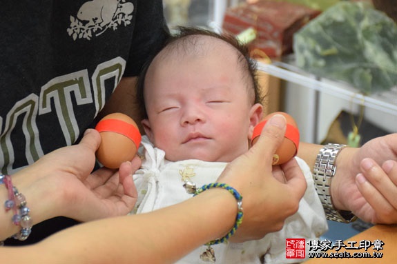 剃胎毛、滿月剃頭、嬰兒剃頭、嬰兒理髮、嬰兒剃髮、嬰兒剃胎毛、嬰兒滿月剃頭、寶寶剃頭、剃胎毛儀式、剃胎毛吉祥話、滿月剃頭儀式、滿月剃頭吉祥話、寶寶剃胎毛、寶寶滿月剃頭理髮、新北永和區剃胎毛、新北永和區滿月剃頭、新北永和區嬰兒剃頭剃胎毛、新北永和區嬰兒理髮、新北永和區嬰兒剃髮、小楊桃(新北永和區嬰兒寶寶滿月剃頭理髮、免費嬰兒剃胎毛儀式吉祥話)。中國風會場，爸媽寶貝免費穿「日中韓」古裝禮服。專業拍照、DVD光碟、證書。★購買「臍帶章、肚臍章、胎毛筆刷印章」贈送：剃頭、收涎、抓周，三選一。2016.07.20  照片3