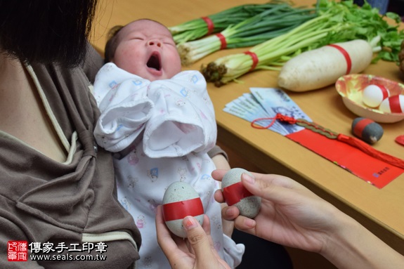 剃胎毛、滿月剃頭、嬰兒剃頭、嬰兒理髮、嬰兒剃髮、嬰兒剃胎毛、嬰兒滿月剃頭、寶寶剃頭、剃胎毛儀式、剃胎毛吉祥話、滿月剃頭儀式、滿月剃頭吉祥話、寶寶剃胎毛、寶寶滿月剃頭理髮、台中北區剃胎毛、台中北區滿月剃頭、台中北區嬰兒剃頭剃胎毛、台中北區嬰兒理髮、台中北區嬰兒剃髮、葉寶寶(台中北區嬰兒寶寶滿月剃頭理髮、免費嬰兒剃胎毛儀式吉祥話)。中國風會場，爸媽寶貝免費穿「日中韓」古裝禮服。專業拍照、DVD光碟、證書。★購買「臍帶章、肚臍章、胎毛筆刷印章」贈送：剃頭、收涎、抓周，三選一。2016.10.27 照片4