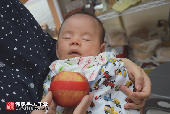 剃胎毛、滿月剃頭、嬰兒剃頭、嬰兒理髮、嬰兒剃髮、嬰兒剃胎毛、嬰兒滿月剃頭、寶寶剃頭、剃胎毛儀式、剃胎毛吉祥話、滿月剃頭儀式、滿月剃頭吉祥話、寶寶剃胎毛、寶寶滿月剃頭理髮、新竹香山區剃胎毛、新竹香山區滿月剃頭、新竹香山區嬰兒剃頭剃胎毛、新竹香山區嬰兒理髮、新竹香山區嬰兒剃髮、蔡寶寶(新竹香山區嬰兒寶寶滿月剃頭理髮、免費嬰兒剃胎毛儀式吉祥話)。中國風會場，爸媽寶貝免費穿「日中韓」古裝禮服。專業拍照、DVD光碟、證書。★購買「臍帶章、肚臍章、胎毛筆刷印章」贈送：剃頭、收涎、抓周，三選一。2017.06.10 照片8