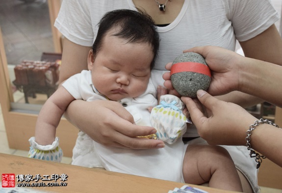 剃胎毛、滿月剃頭、嬰兒剃頭、嬰兒理髮、嬰兒剃髮、嬰兒剃胎毛、嬰兒滿月剃頭、寶寶剃頭、剃胎毛儀式、剃胎毛吉祥話、滿月剃頭儀式、滿月剃頭吉祥話、寶寶剃胎毛、寶寶滿月剃頭理髮、新北永和區剃胎毛、新北永和區滿月剃頭、新北永和區嬰兒剃頭剃胎毛、新北永和區嬰兒理髮、新北永和區嬰兒剃髮、張寶寶(新北永和區嬰兒寶寶滿月剃頭理髮、免費嬰兒剃胎毛儀式吉祥話)。中國風會場，爸媽寶貝免費穿「日中韓」古裝禮服。專業拍照、DVD光碟、證書。★購買「臍帶章、肚臍章、胎毛筆刷印章」贈送：剃頭、收涎、抓周，三選一。2016.06.08  照片5