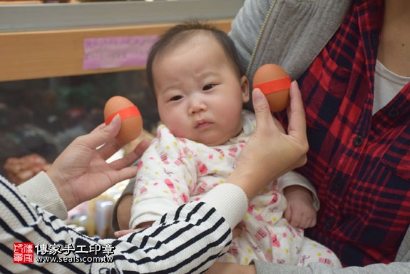 剃胎毛、滿月剃頭、嬰兒剃頭、嬰兒理髮、嬰兒剃髮、嬰兒剃胎毛、嬰兒滿月剃頭、寶寶剃頭、剃胎毛儀式、剃胎毛吉祥話、滿月剃頭儀式、滿月剃頭吉祥話、寶寶剃胎毛、寶寶滿月剃頭理髮、新北永和區剃胎毛、新北永和區滿月剃頭、新北永和區嬰兒剃頭剃胎毛、新北永和區嬰兒理髮、新北永和區嬰兒剃髮、廖寶寶(新北永和區嬰兒寶寶滿月剃頭理髮、免費嬰兒剃胎毛儀式吉祥話)。中國風會場，爸媽寶貝免費穿「日中韓」古裝禮服。專業拍照、DVD光碟、證書。★購買「臍帶章、肚臍章、胎毛筆刷印章」贈送：剃頭、收涎、抓周，三選一。2017.02.05 照片3