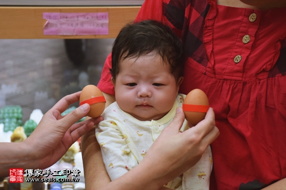 剃胎毛、滿月剃頭、嬰兒剃頭、嬰兒理髮、嬰兒剃髮、嬰兒剃胎毛、嬰兒滿月剃頭、寶寶剃頭、剃胎毛儀式、剃胎毛吉祥話、滿月剃頭儀式、滿月剃頭吉祥話、寶寶剃胎毛、寶寶滿月剃頭理髮、新北永和區剃胎毛、新北永和區滿月剃頭、新北永和區嬰兒剃頭剃胎毛、新北永和區嬰兒理髮、新北永和區嬰兒剃髮、周寶寶(新北永和區嬰兒寶寶滿月剃頭理髮、免費嬰兒剃胎毛儀式吉祥話)。中國風會場，爸媽寶貝免費穿「日中韓」古裝禮服。專業拍照、DVD光碟、證書。★購買「臍帶章、肚臍章、胎毛筆刷印章」贈送：剃頭、收涎、抓周，三選一。2017.05.13 照片3