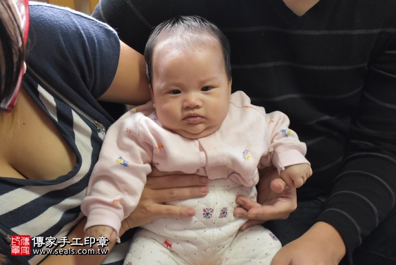 剃胎毛、滿月剃頭、嬰兒剃頭、嬰兒理髮、嬰兒剃髮、嬰兒剃胎毛、嬰兒滿月剃頭、寶寶剃頭、剃胎毛儀式、剃胎毛吉祥話、滿月剃頭儀式、滿月剃頭吉祥話、寶寶剃胎毛、寶寶滿月剃頭理髮、 新北市淡水地區剃胎毛、新北市淡水地區滿月剃頭、新北市淡水地區嬰兒剃頭剃胎毛、新北市淡水地區嬰兒理髮、新北市嬰兒剃髮、葉寶寶(新北淡水區到府嬰兒寶寶滿月剃頭理髮、免費到府嬰兒剃胎毛儀式吉祥話)。到府剃頭剃胎毛主持、專業拍照、DVD光碟、證書。★購買「臍帶章、肚臍章、胎毛筆刷印章」贈送：剃頭、收涎、抓周，三選一。2017.11.15照片2
