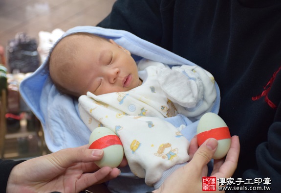 剃胎毛、滿月剃頭、嬰兒剃頭、嬰兒理髮、嬰兒剃髮、嬰兒剃胎毛、嬰兒滿月剃頭、寶寶剃頭、剃胎毛儀式、剃胎毛吉祥話、滿月剃頭儀式、滿月剃頭吉祥話、寶寶剃胎毛、寶寶滿月剃頭理髮、新北永和區剃胎毛、新北永和區滿月剃頭、新北永和區嬰兒剃頭剃胎毛、新北永和區嬰兒理髮、新北永和區嬰兒剃髮、林寶寶(新北永和區嬰兒寶寶滿月剃頭理髮、免費嬰兒剃胎毛儀式吉祥話)。中國風會場，爸媽寶貝免費穿「日中韓」古裝禮服。專業拍照、DVD光碟、證書。★購買「臍帶章、肚臍章、胎毛筆刷印章」贈送：剃頭、收涎、抓周，三選一。2016.01.25 照片4