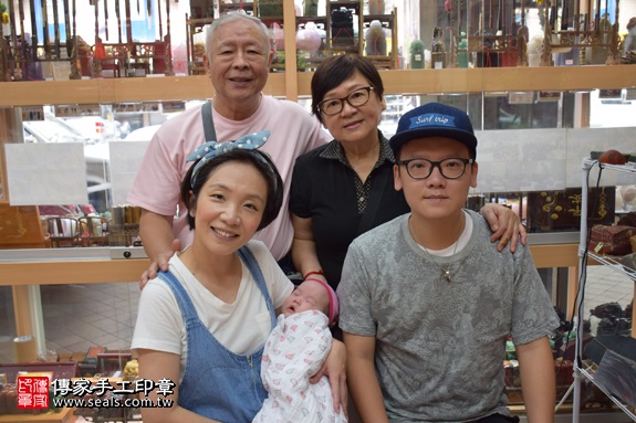 剃胎毛、滿月剃頭、嬰兒剃頭、嬰兒理髮、嬰兒剃髮、嬰兒剃胎毛、嬰兒滿月剃頭、寶寶剃頭、剃胎毛儀式、剃胎毛吉祥話、滿月剃頭儀式、滿月剃頭吉祥話、寶寶剃胎毛、寶寶滿月剃頭理髮、 新北市永和地區剃胎毛、新北市永和地區滿月剃頭、新北市永和地區嬰兒剃頭剃胎毛、新北市永和地區嬰兒理髮、新北市嬰兒剃髮、江寶寶(新北永和區)嬰兒寶寶滿月剃頭理髮、免費嬰兒剃胎毛儀式吉祥話)。中國風會場，爸媽寶貝免費穿「日中韓」古裝禮服。專業拍照、DVD光碟、證書。★購買「臍帶章、肚臍章、胎毛筆刷印章」贈送：剃頭、收涎、抓周，三選一。2017.09.04照片2